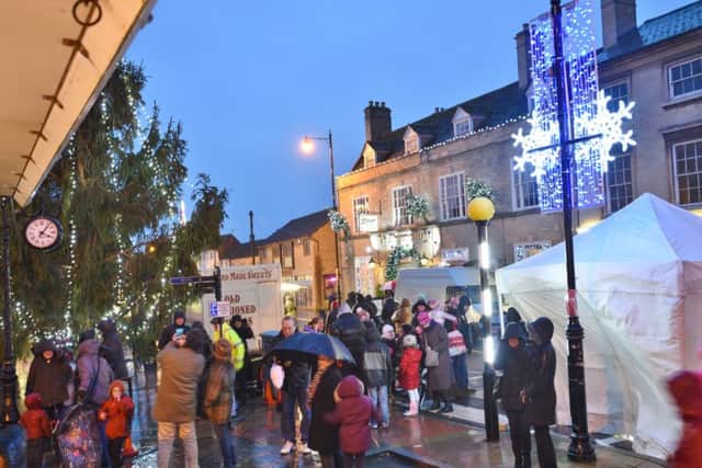 Switching on of the Christmas lights at Market Deeping. S EMN-151129-191016009