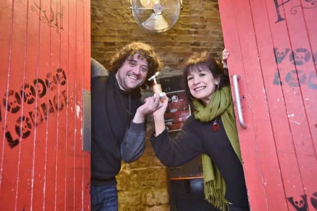 Michael Houlihan and Liz Bullimore co-owners of Mama Liz at Stamford with their comedy vunue award EMN-160127-223227009