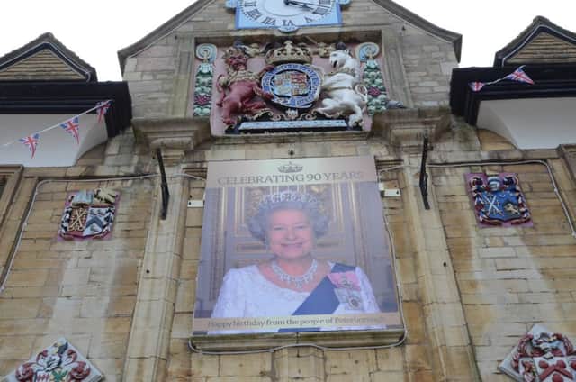 The picture of the Queen in Cathedral Square EMN-160419-082412009