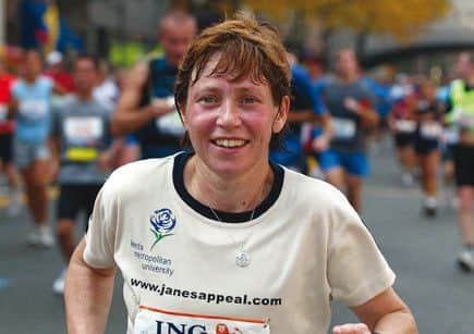 Cancer sufferer Jane Tomlinson from Leeds at the 16 mile stage during her attempt at the New York City Marathon. Pic: Chris Ison/PA. Unique Reference No. 2679950 ..