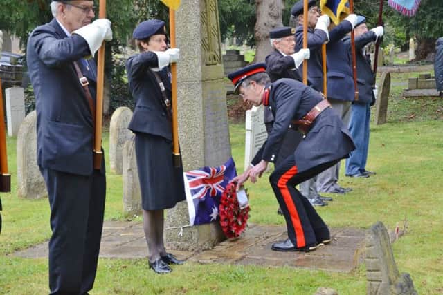 ANZAC Day service at Sgt Hunter's grave at Broadway Cemeteryy EMN-160425-174737009