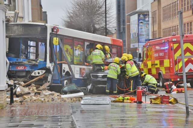 The crash between a car and bus in Broadway EMN-151224-145712009