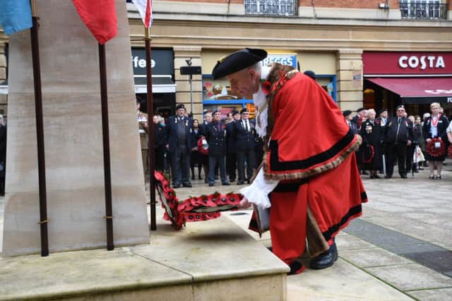 Mayor of Peterborough Coun John Peach lays a wreath at the war memorial. EMN-151111-131403001
