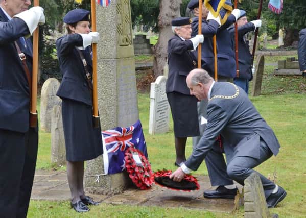 ANZAC Day service at Sgt Hunter's grave at Broadway Cemetery EMN-160425-174801009