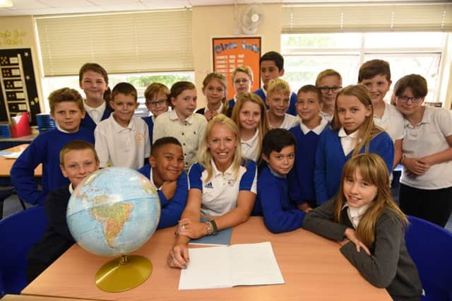 Year 6 pupils at Paston Ridings primary school meeting retired Olympic badminton player Gail Emms EMN-160926-180256009