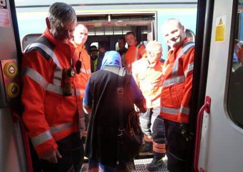 The passengers being evacuated - photo:  Mon Darn