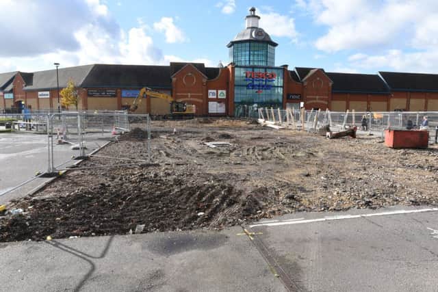 Work in progress around entrance to Serpentine Green EMN-161018-180817009