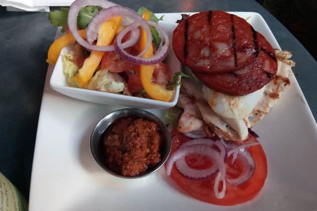 Brad Barnes dines at handmade burger Co.