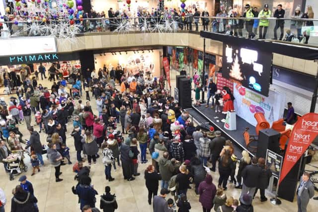 Switching on of the Christmas Lights 2016 in Queensgate EMN-161120-093510009