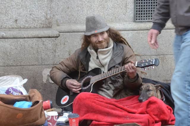 Busker Ed Walker EMN-161219-182545009