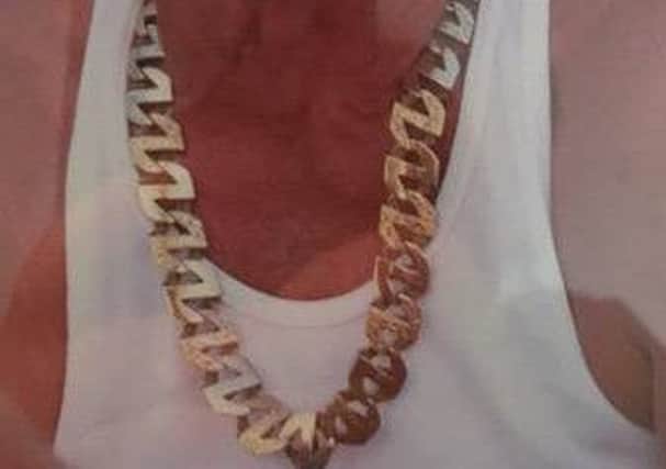 The distinctive gold chain that was stolen in the burglary 0UChgIAwSf2PgB0dVHuG