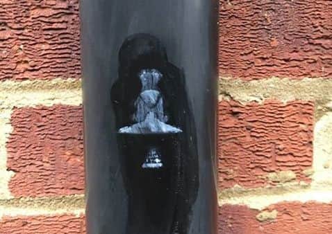 The white marking on the drain pipe police are interested in 2r4qn7ZCOrTyt_hK6BTC