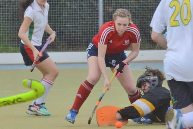Holly Finding of City of Peterborough (red) on the attack in the 11-0 win over Harborne in the National Mixed Trophy. Photo: David Lowndes.