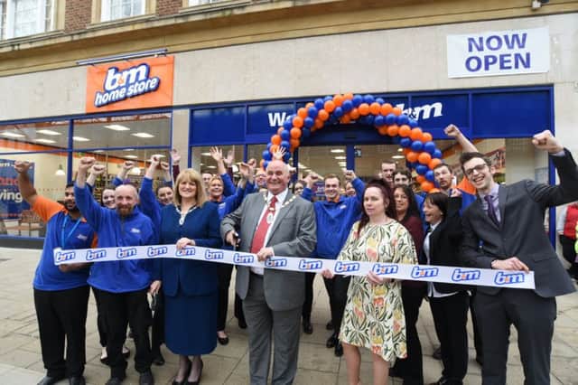 Deputy mayor Keith Sharp opening the new B&M store