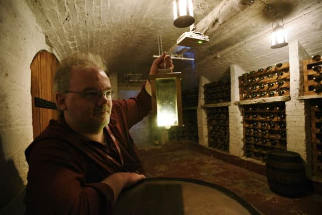 Stuart Orme in the Priestgate Vaults, Peterborough Museum EMN-151021-175149009