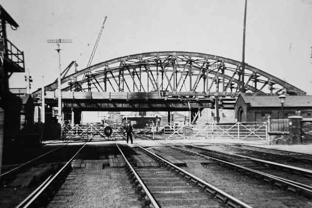 Construction of Crescent Bridge, following a fatal accident in Jan 1881