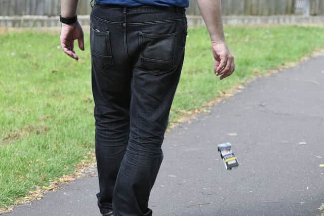 Litter dropped in the street EMN-170524-162412009