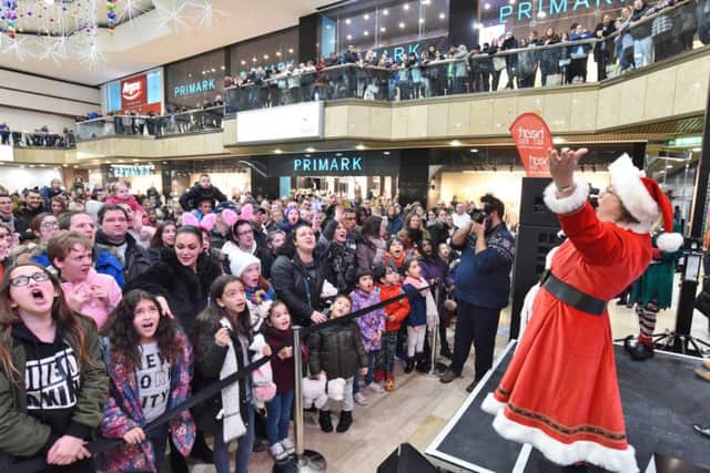 Switching on of the Christmas Lights 2016 in Queensgate EMN-161120-093936009